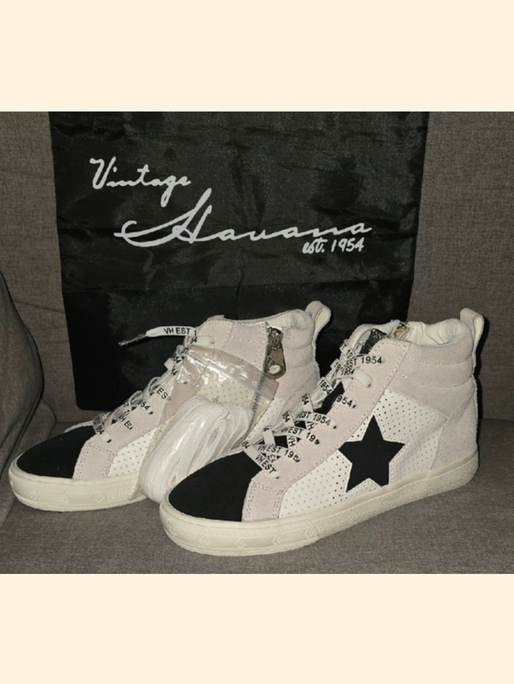 Cute Vintage Havana women’s size 6 white High-Top Sneakers with Black Star EUC